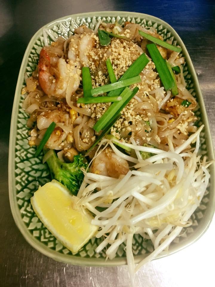 Pad Thai with prawns, bean sprouts and crushed peanuts